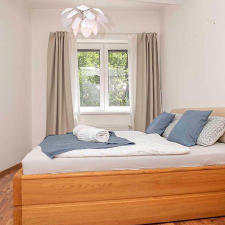 Castle View Apartment With Free Parking Bratislava Esterno foto