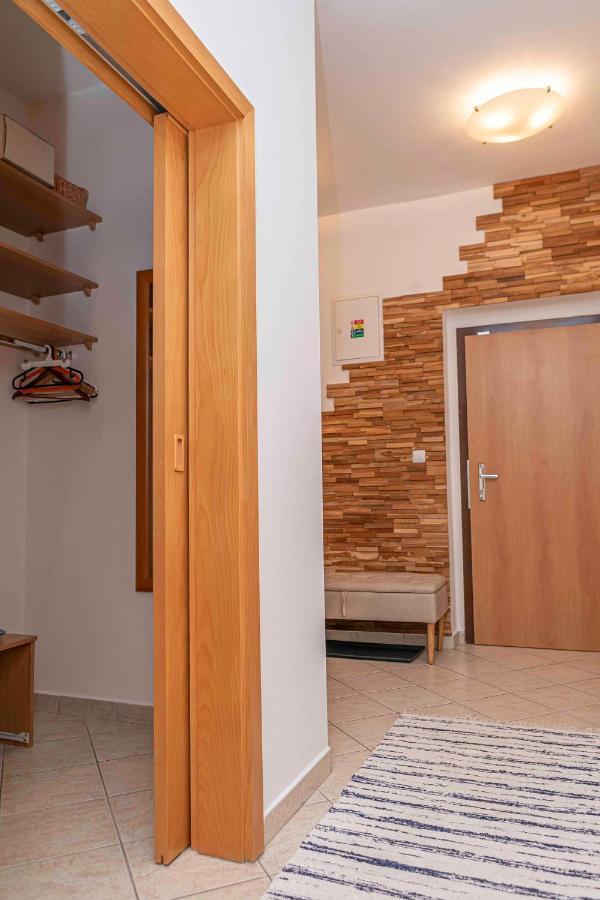 Castle View Apartment With Free Parking Bratislava Esterno foto