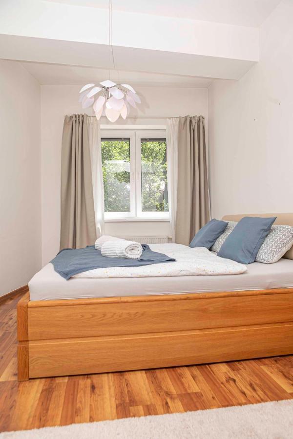 Castle View Apartment With Free Parking Bratislava Esterno foto