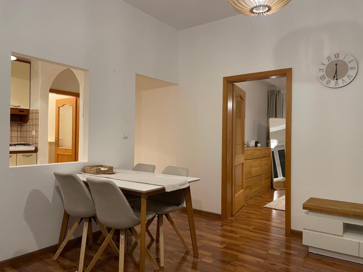 Castle View Apartment With Free Parking Bratislava Esterno foto