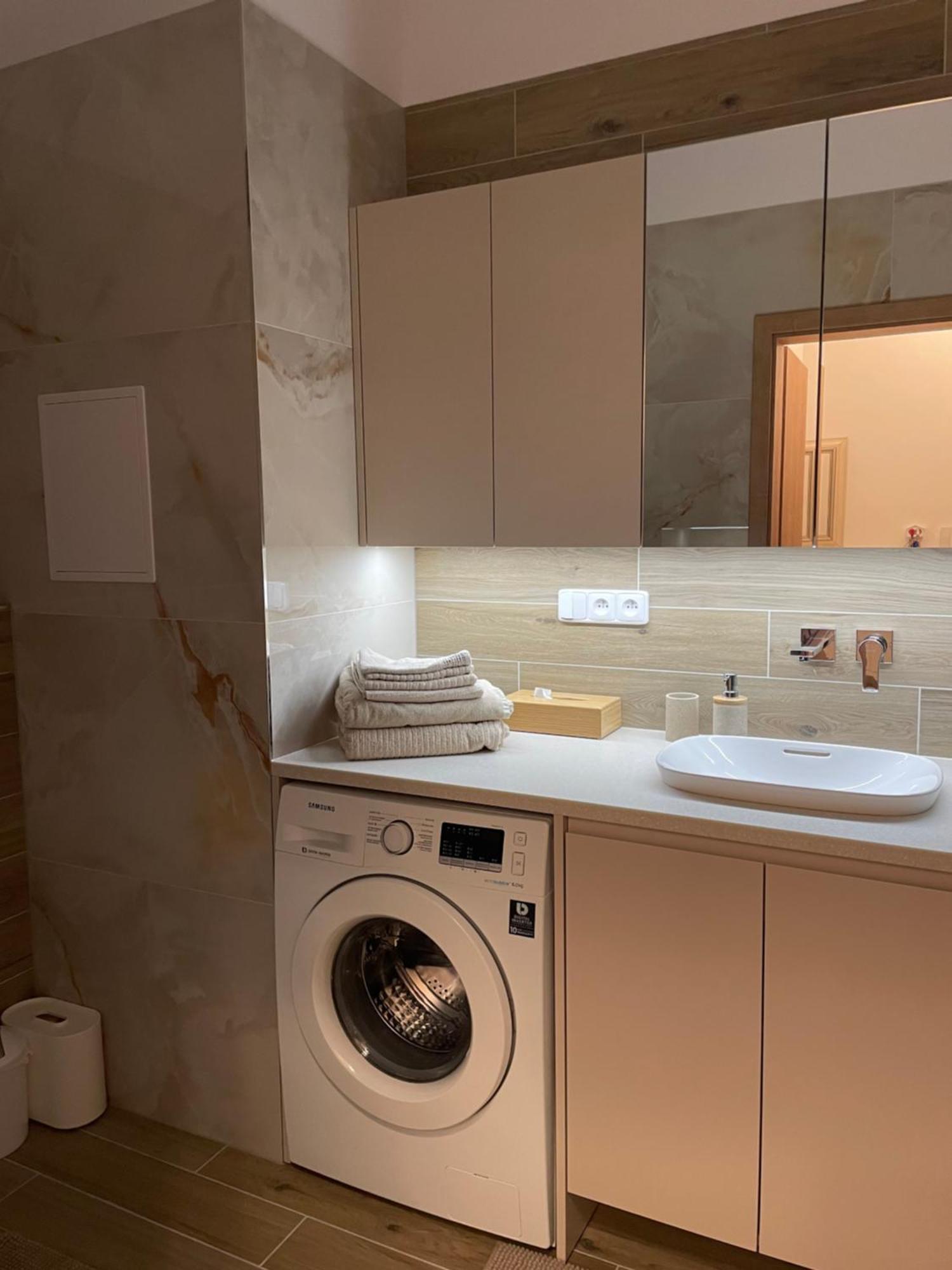 Castle View Apartment With Free Parking Bratislava Esterno foto
