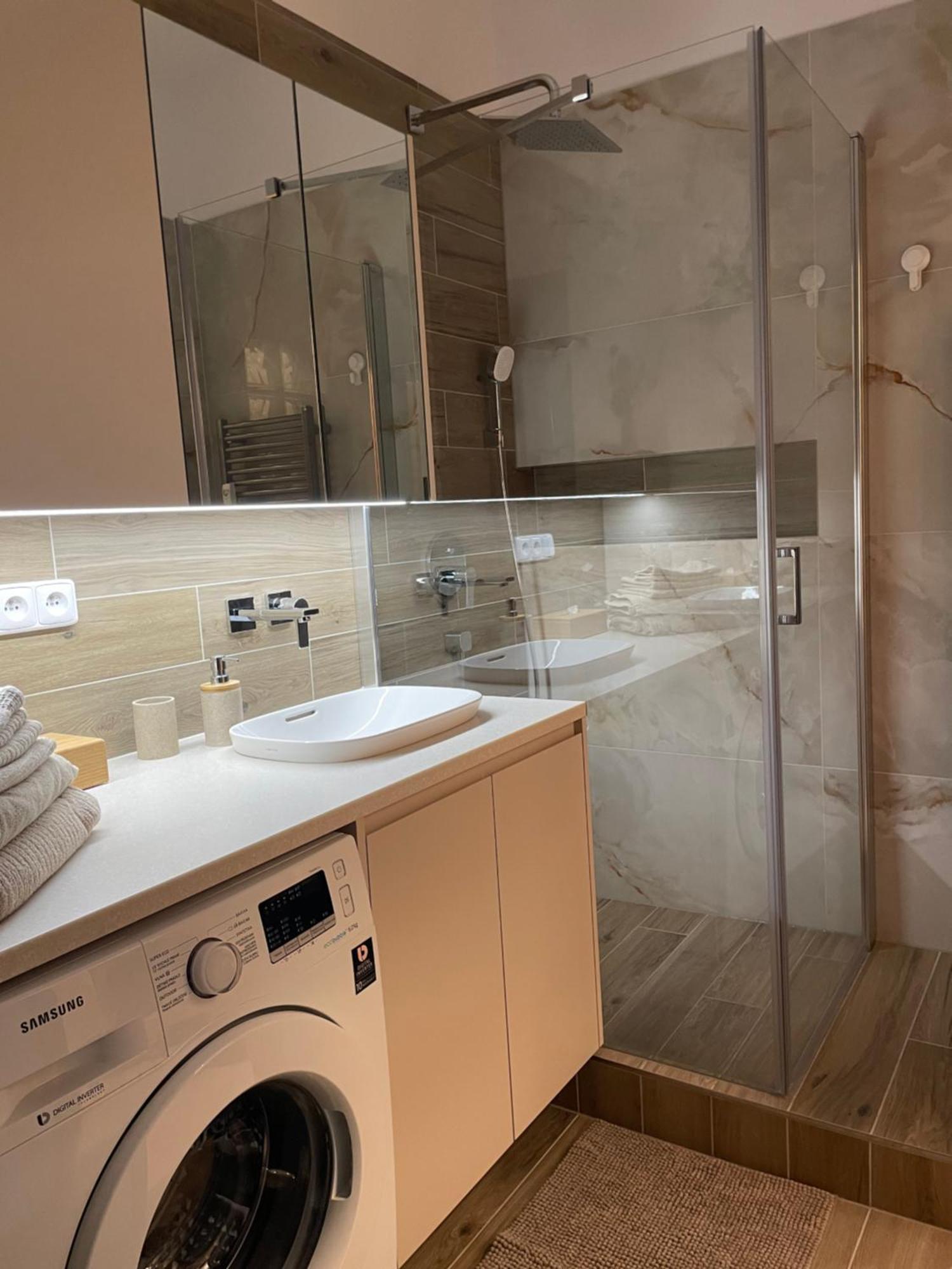 Castle View Apartment With Free Parking Bratislava Esterno foto